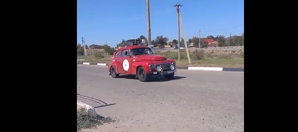 Приезд в Астрахань греческих пенсионеров на раритетном авто не оставил горожан равнодушными