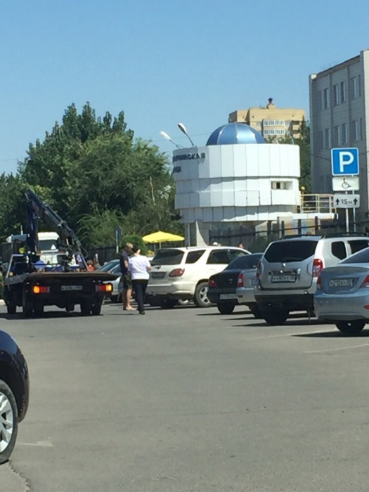 В Астрахани с парковки для инвалидов эвакуировали «Лексус» - соцсети 