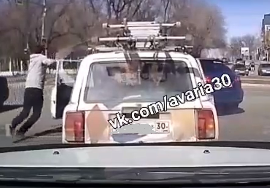 В Астрахани принципиальные водители подрались на дороге: видео
