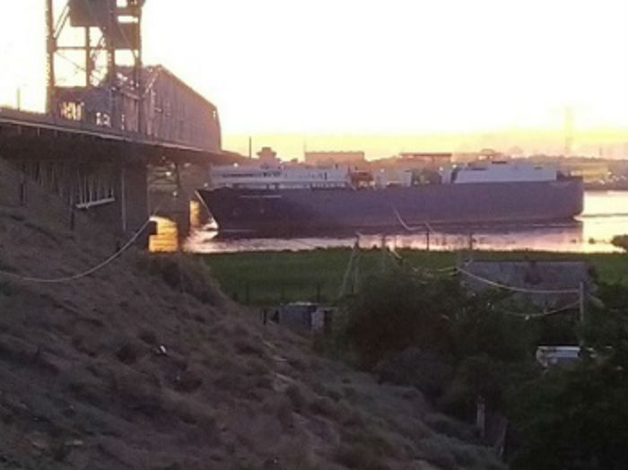 В Астрахани под Старым мостом застрял грузопассажирский паром