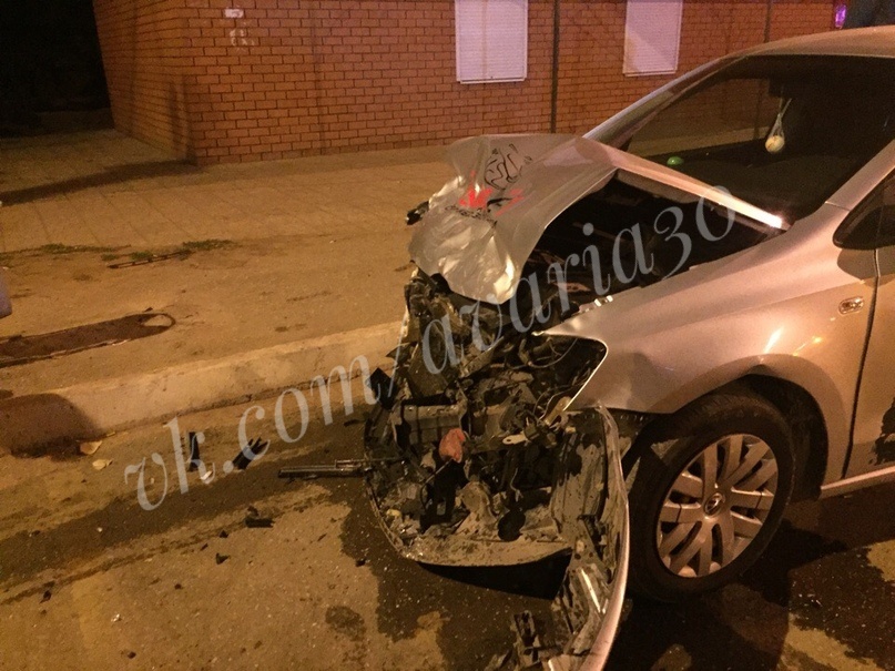 Серьёзное ночное ДТП: "Семёрка" снесла несколько припаркованных машин