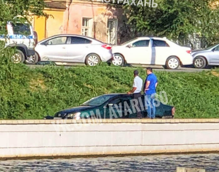 В Астрахани «Лифан» припарковался там, куда въезд невозможен