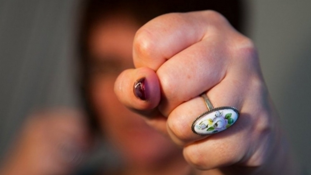 За что астраханка-депутат избивала ногами односельчанку?