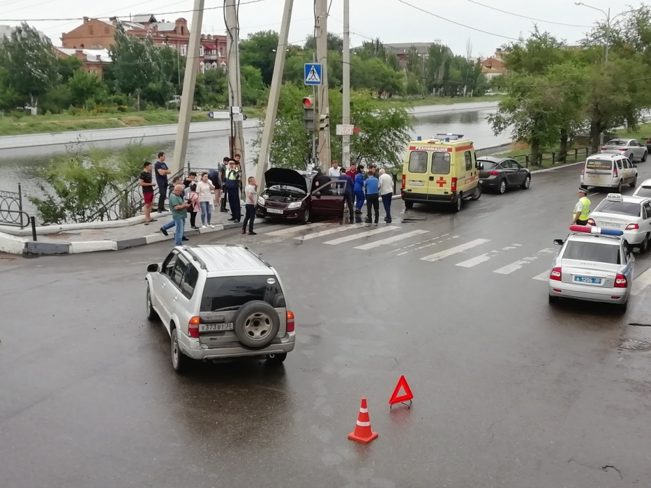 Соцсети: в центре Астрахани автомобиль налетел на пешехода