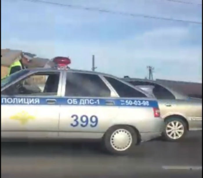 В Астрахани машина ДПС приехала оформлять аварию и сама попала в ДТП: видео