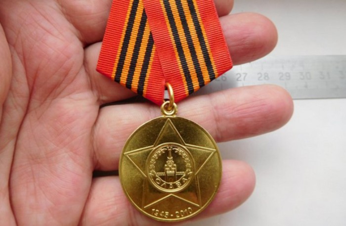 В астраханском селе горе-вор позарился на юбилейную медаль