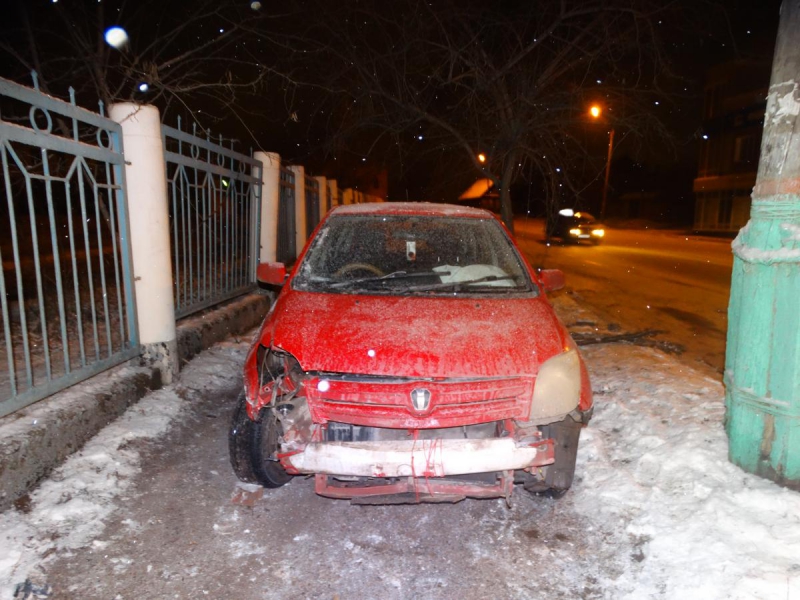 В Астрахани автоледи протаранила дерево