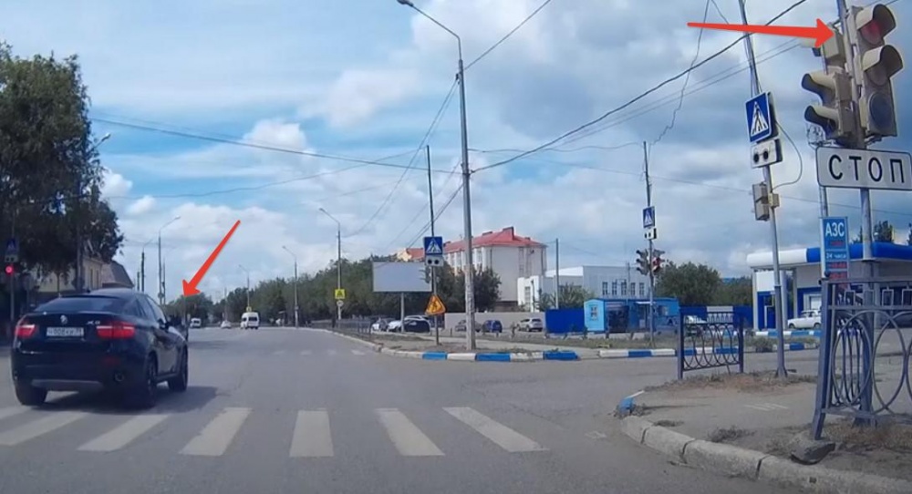 В Астрахани засняли водителя черного бумера, для которого не существует светофоров: видео