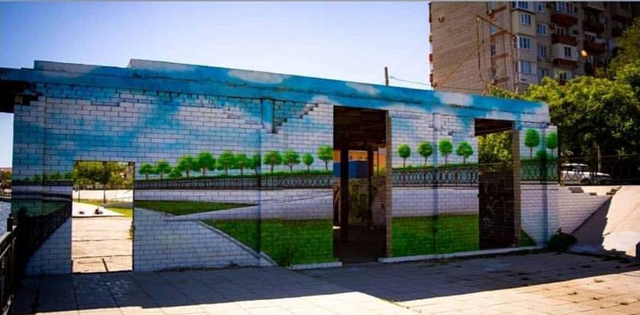 Фото дня: вжух - и недострой на набережной Астрахани превратился в арт-объект