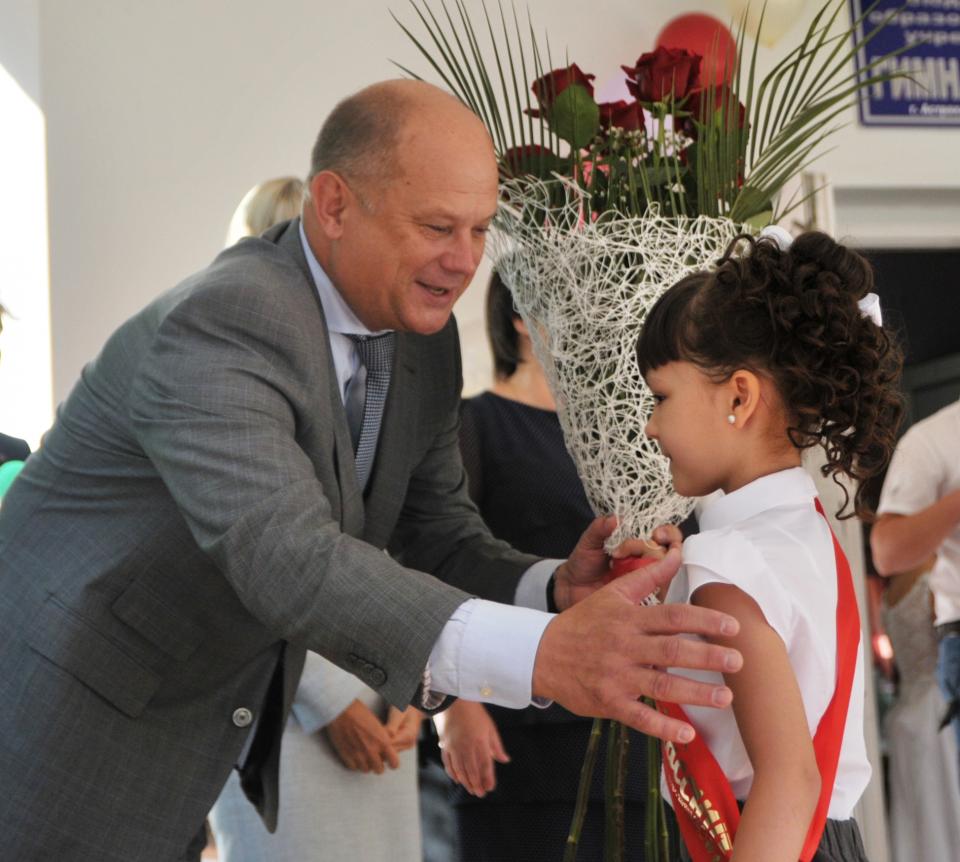 Сегодня за парты сели более 54 тысяч астраханских школьников