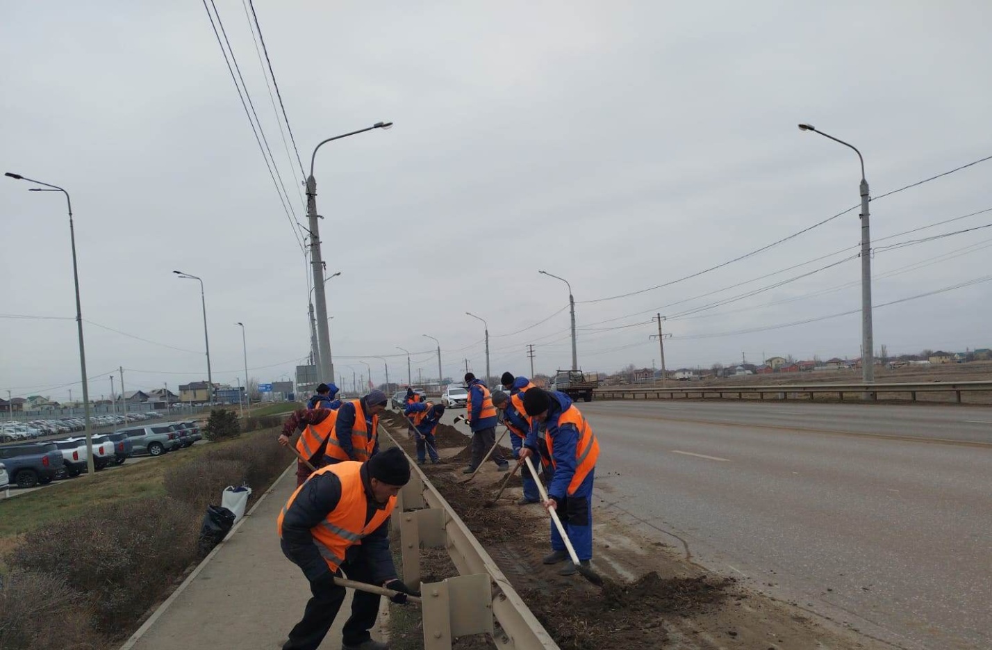 Власти Астрахани объяснили, почему вдоль городских дорог копится столько грязи 