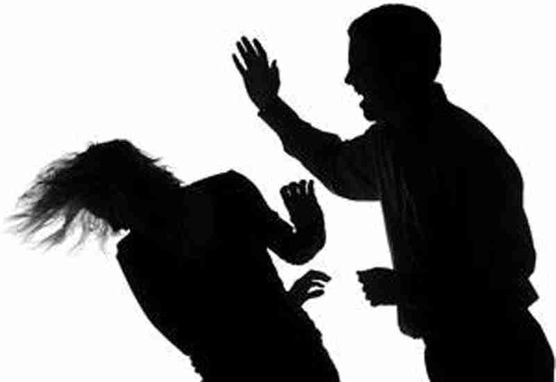 В Астрахани администратор отеля выбежала на дорогу и пыталась спастись от агрессивного постояльца