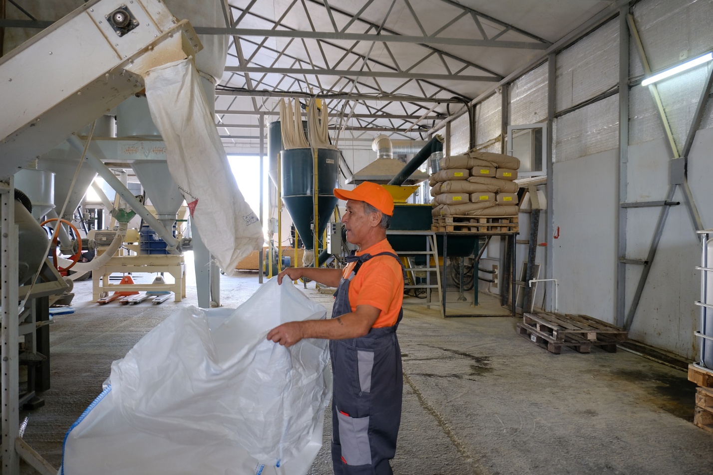 Астраханский завод готов обеспечить всех рыбоводов региона отечественными кормами