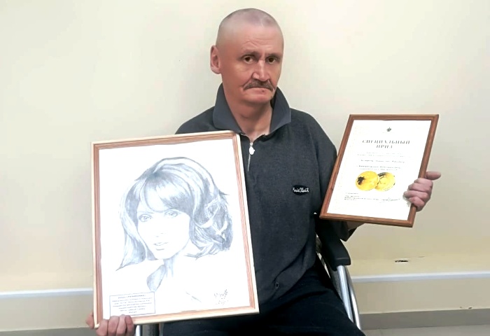Постоялец астраханского дома-интерната удостоился памятной медали за работу на выставке в Совете Федерации России