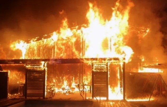 В Астрахани при пожаре частного дома погиб мужчина