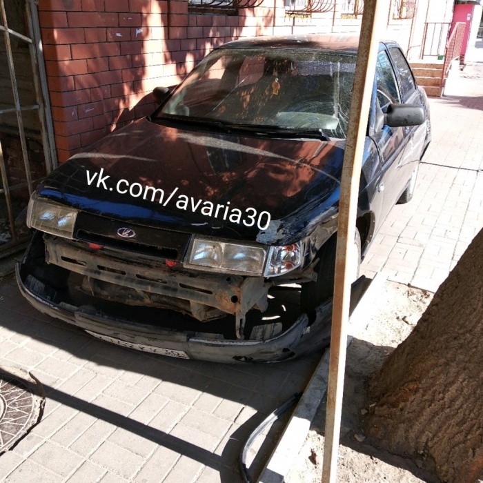 По вине эвакуатора в Астрахани произошла серьёзная авария: машину вынесло на тротуар