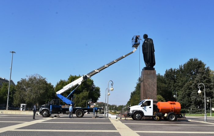 В Астрахани к Дню города моют памятники и обновляют светооборудование 