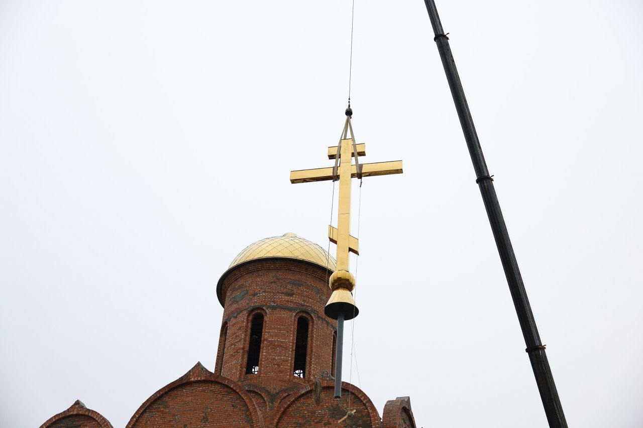 В Астрахани на храм Александра Невского установили крест 