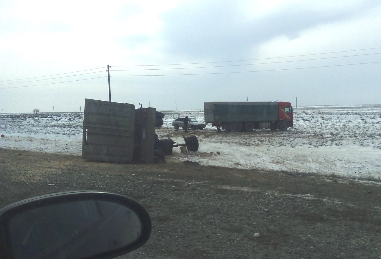 На астраханской трассе фура "потеряла" прицеп