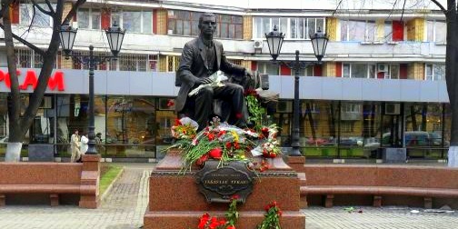 Татарстан подарил Астрахани памятник Габдулле Тукаю