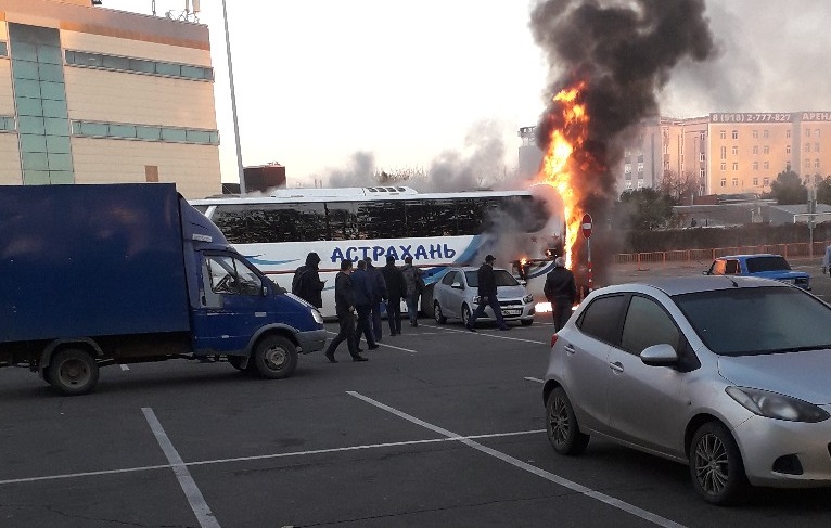 В Краснодаре сгорел пассажирский автобус из Астрахани