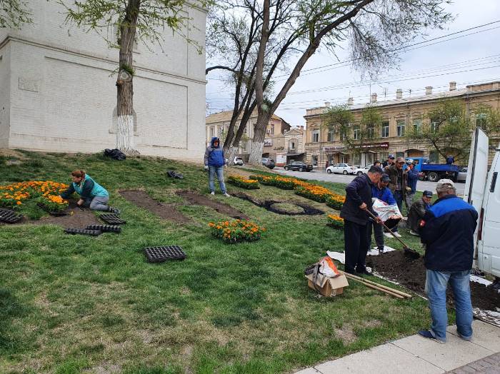 В Астрахани высадят 6 тысяч деревьев и 500 тысяч цветов