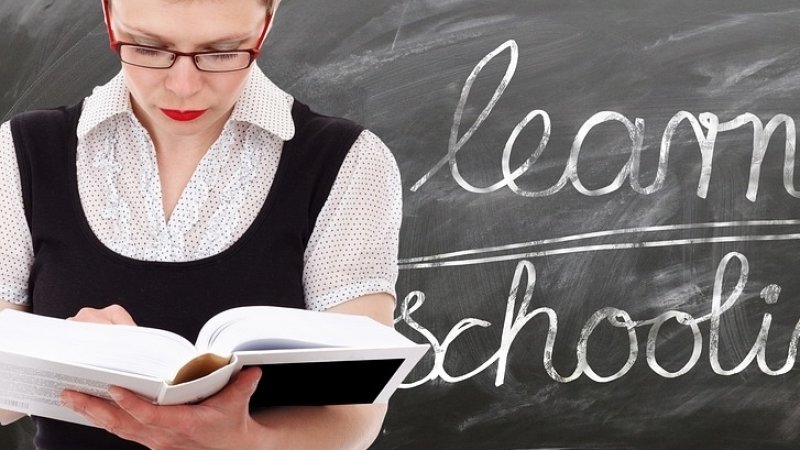 Стало известно, в какой школе работает учитель года Астраханской области