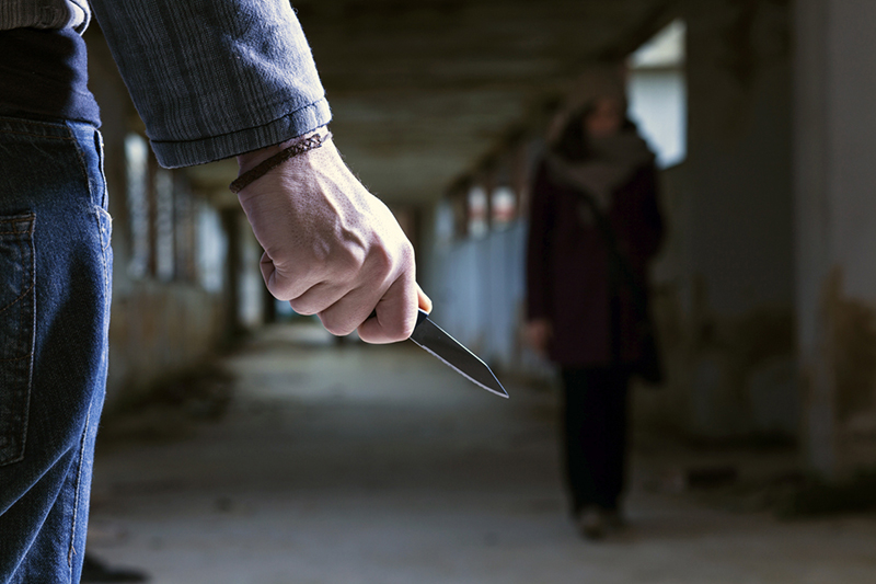 На астраханку по дороге на работу напали, ее пытались убить