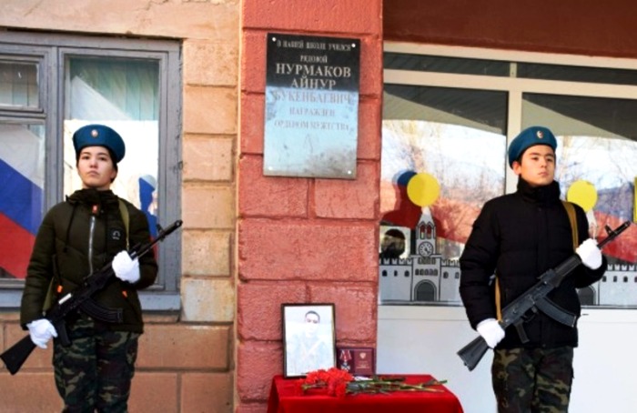 В астраханском поселке открыли мемориальную доску погибшему герою, одним из первых сражавшемуся в СВО на Украине