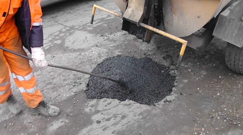 По всей Астрахани начался ямочный ремонт дорог