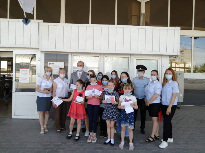 Познавательная экскурсия для воспитанниц соццентра «Улитка» прошла на железнодорожном вокзале Астрахани