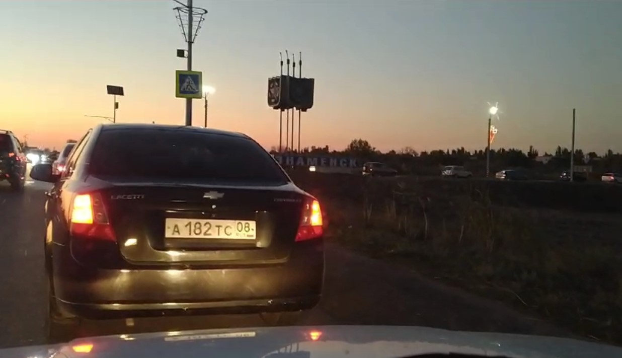 Жители Знаменска маются в пробке, чтобы попасть в город