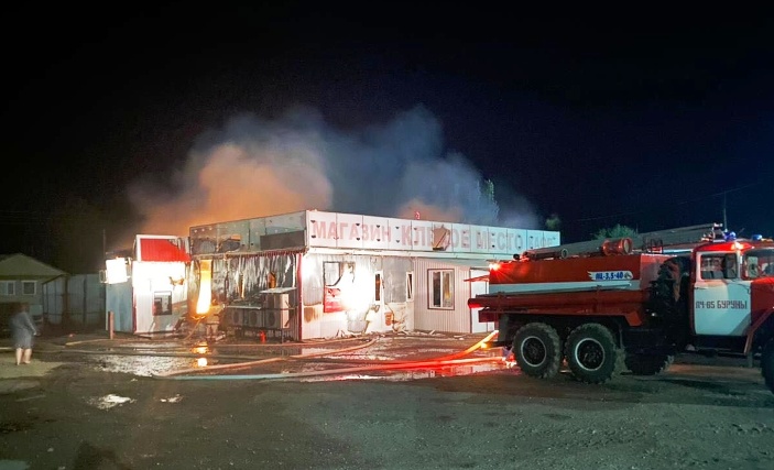 Ночью к западу от Астрахани два часа горел придорожный магазин