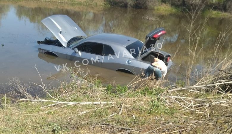 Под Астраханью иномарка после ДТП угодила в реку