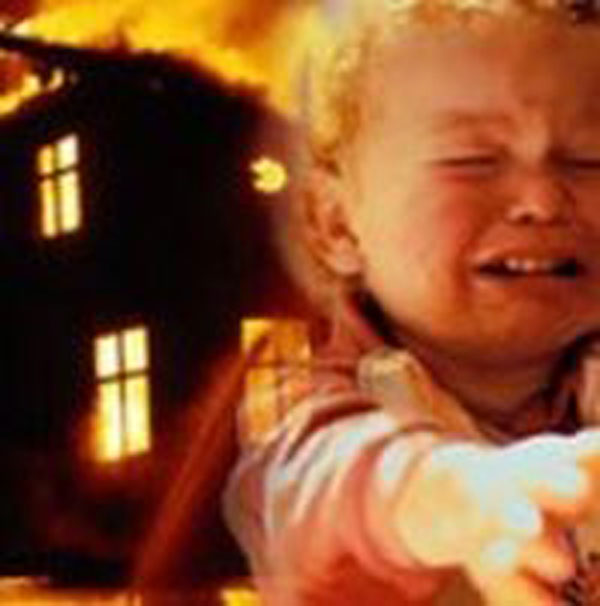 В Астрахани случайный прохожий вынес девочку из горящего дома