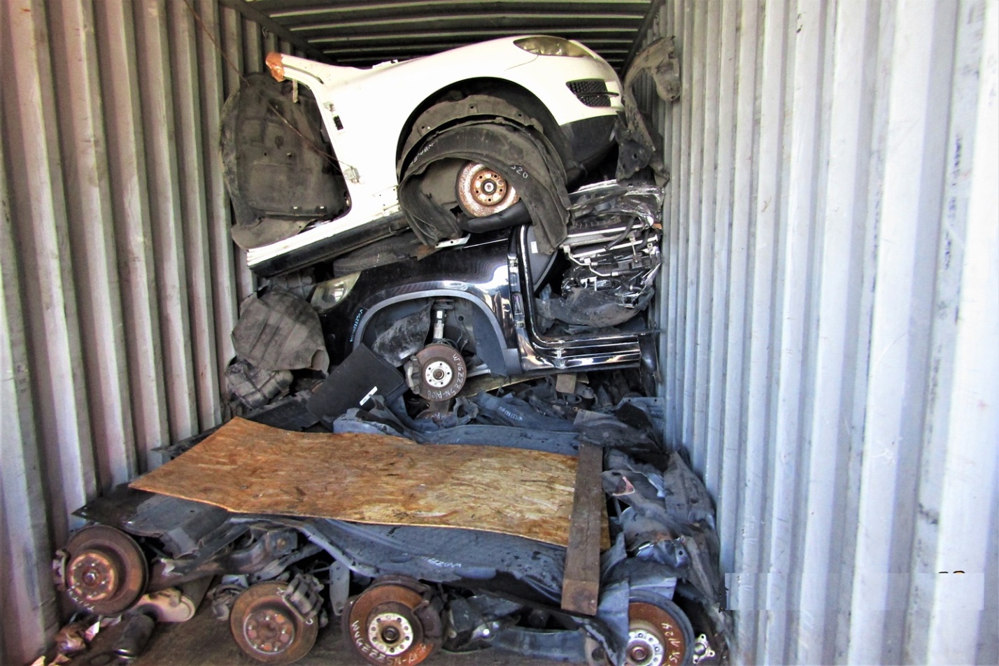 Через Астрахань пытались незаконно провести автозапчасти из ОАЭ