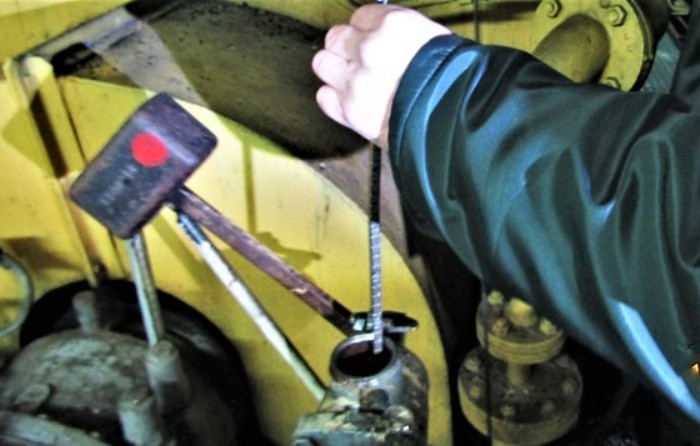 В астраханском порту таможенники нашли на казахстанском судне «лишние» горючее и моторное масло