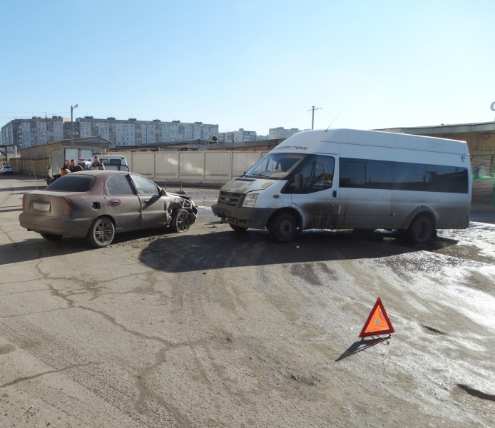 В Астрахани столкнулись маршрутка и легковушка