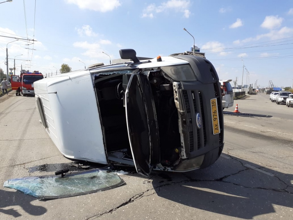 Кадры момента аварии с перевернувшейся 62-й маршруткой в Астрахани