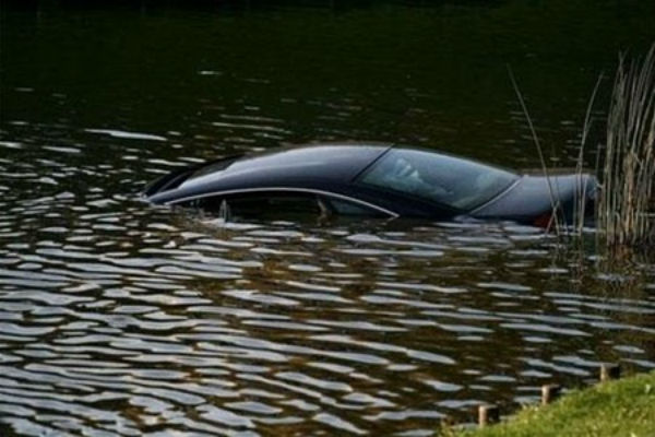 Под Астраханью в реке обнаружен автомобиль с телом мужчины