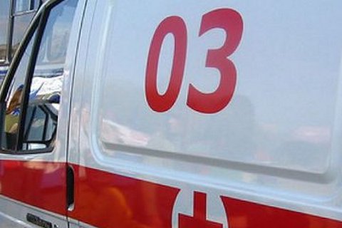 В Астрахани забор упал на женщину из-за врезавшегося в него автомобиля