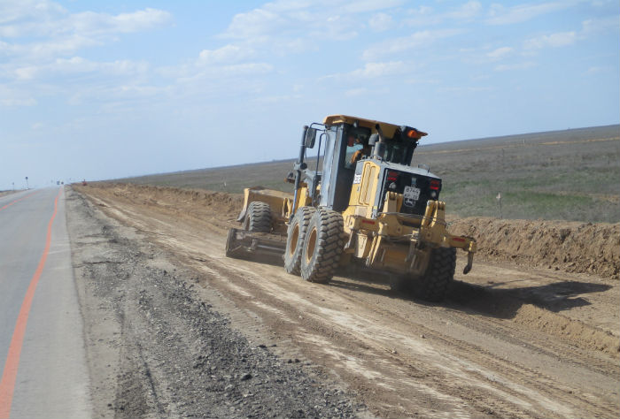 10-километровый участок трассы "Каспий" в Астраханской области приводят в порядок
