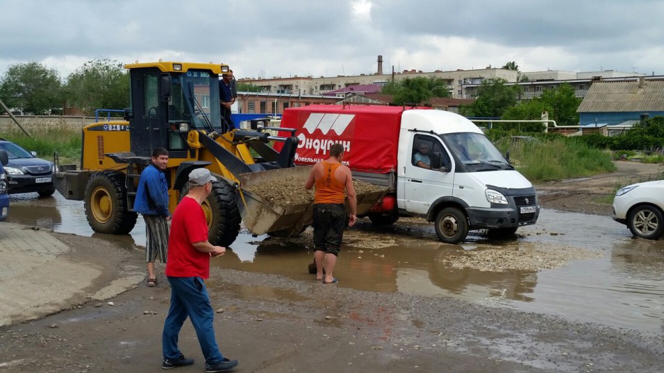 Астраханцы сами засыпают ямы на улицах города