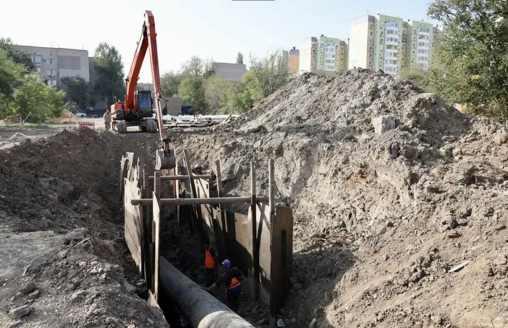 В Астрахани прокладывают новую канализацию внутри старого аварийного трубопровода