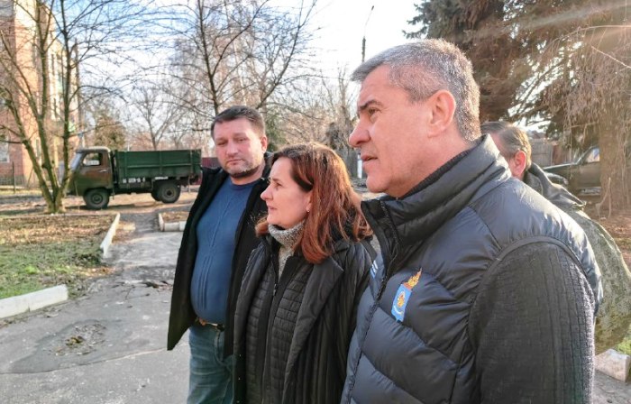 В Кременском районе ЛНР астраханцы восстанавливают поврежденные соцобъекты и установили главную елку