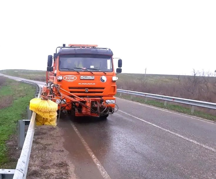 Региональные трассы чистят в Астраханской области