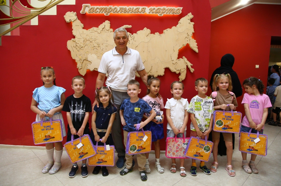 Леонид Огуль провел для астраханских школьников благотворительный праздник в честь Дня знаний