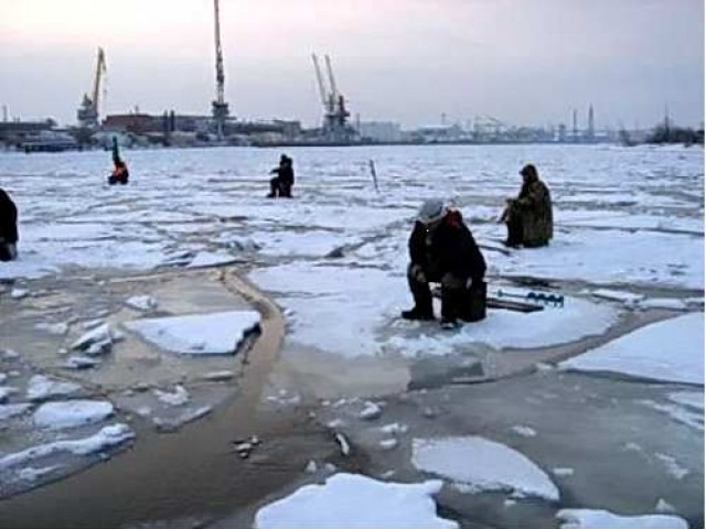В Астраханской области шестерых рыбаков унесло на льдине