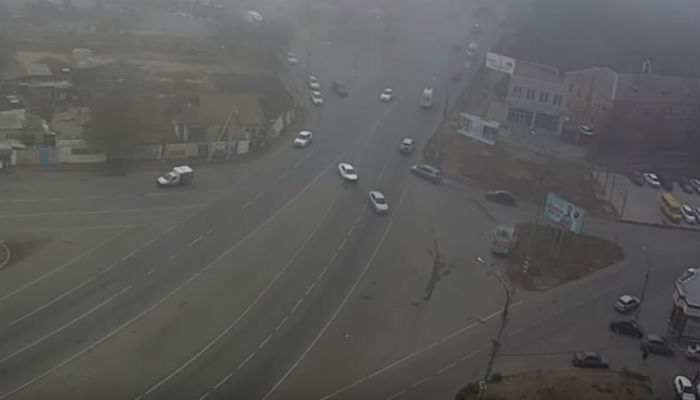 Нарушил все что можно: в Астрахани камеры засняли вопиющее нарушение ПДД, которое привело к столкновению 