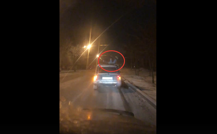 В Астрахани водитель автомобиля, на крыше которого катался пассажир, наказан 